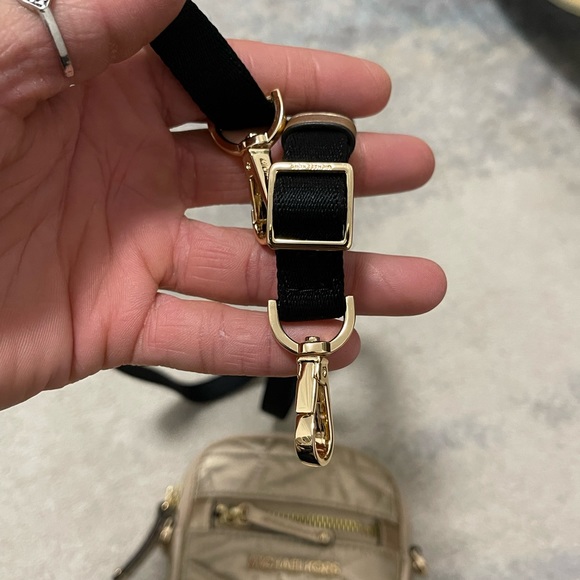 EUC Size Medium Michael Kors Winnie Quilted Phone Crossbody Bag In Metallic Gold - Picture 6 of 13